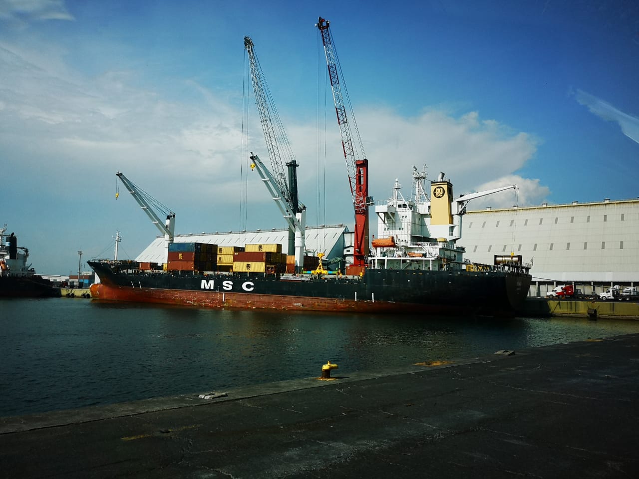 GRÚAS GOTTWALD INICIAN OPERACIONES EN EMPRESA PORTUARIA QUETZAL ATENDIENDO AL BUQUE DE CONTENEDORES “MSC NITA”